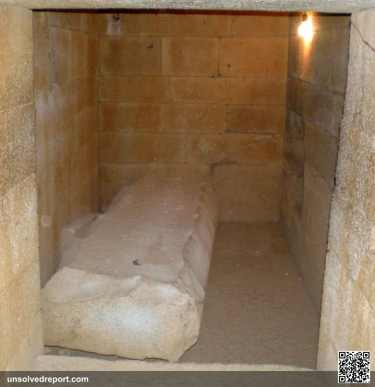 Tomb under Aksum Great Stela Field (Sarcophage dans une salle souterraine sur le site des grandes stèles d'Axoum - phot…