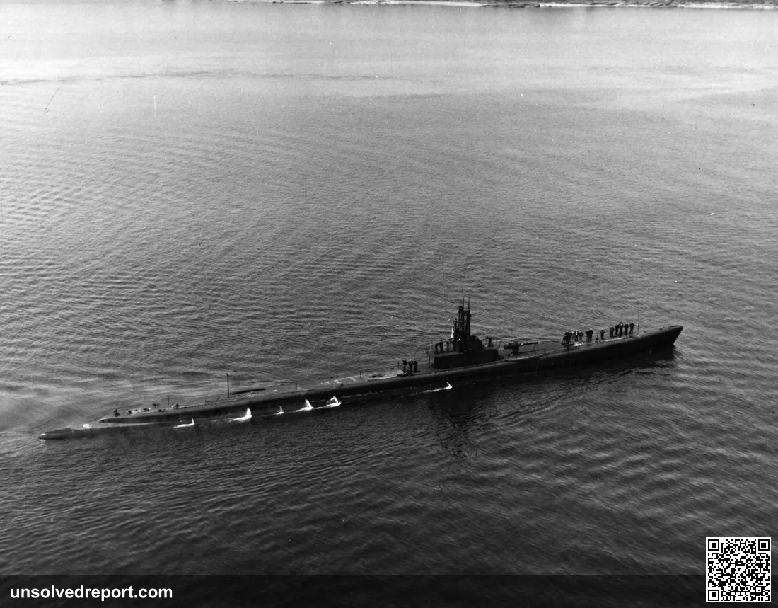 USS Queenfish (SS-393) submarine underway, 1944