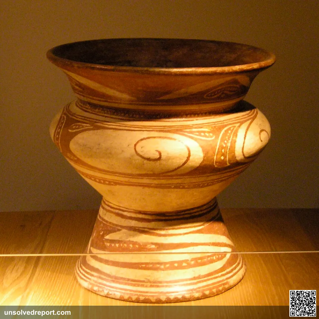 Bowl with base. Lopburi 2300 BCE. Thailand, Bang Chiang culture. 210-200 BCE. Ceramic, painted. 132 cm. Located in the …