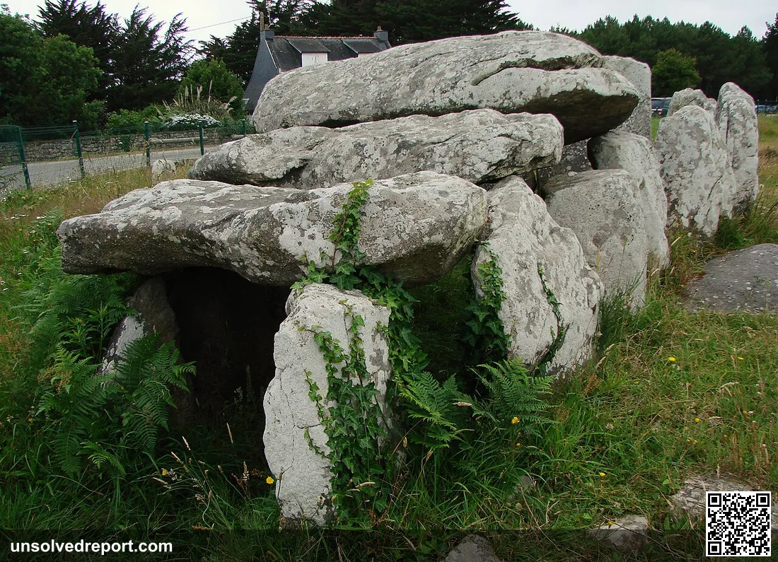 Carnac,les alignements de Kermario, le dolmen.Vue de trois-quarts de face.