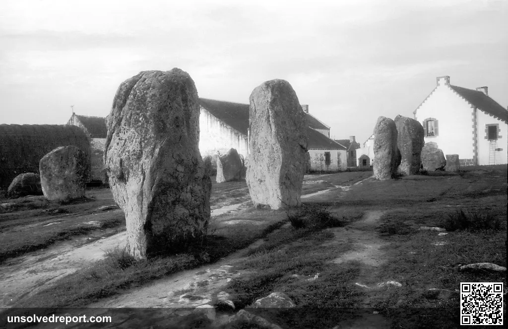 Alignments of standing stones / menhirs at Ménec in Carnac in Britanny. Rader av resta stenar / menhirer vid Ménec i Ca…