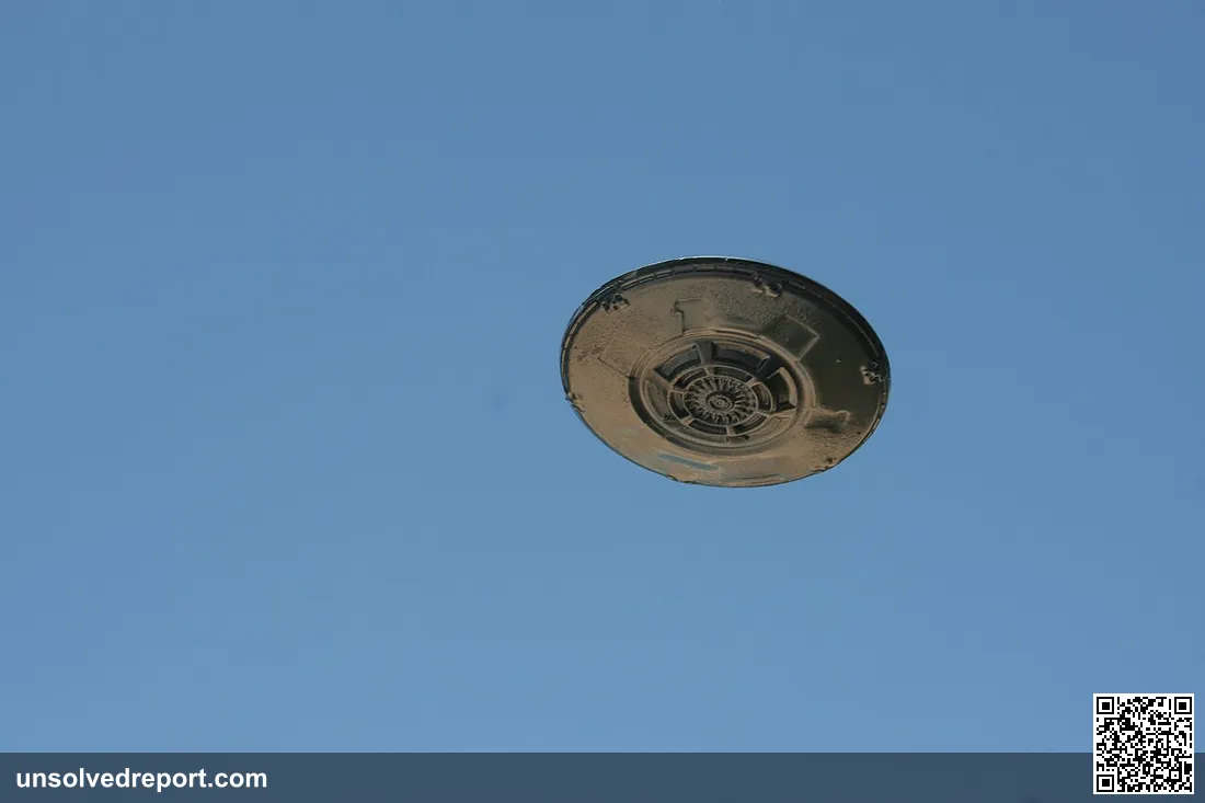 I made a model UFO (flying Saucer) and me and the boys were playing around with some fake photos! It's on a fish pole N…