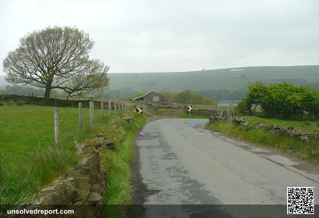 Fieldhead Lane, Holme I thought that this bend might be due to a diversion of the lane for Digley Reservoir, but in fac…
