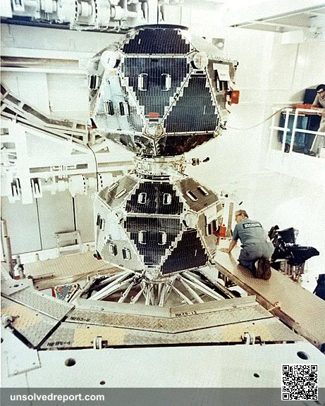 Photographs of en:Vela (Satellite)-5A & B satellites and instruments